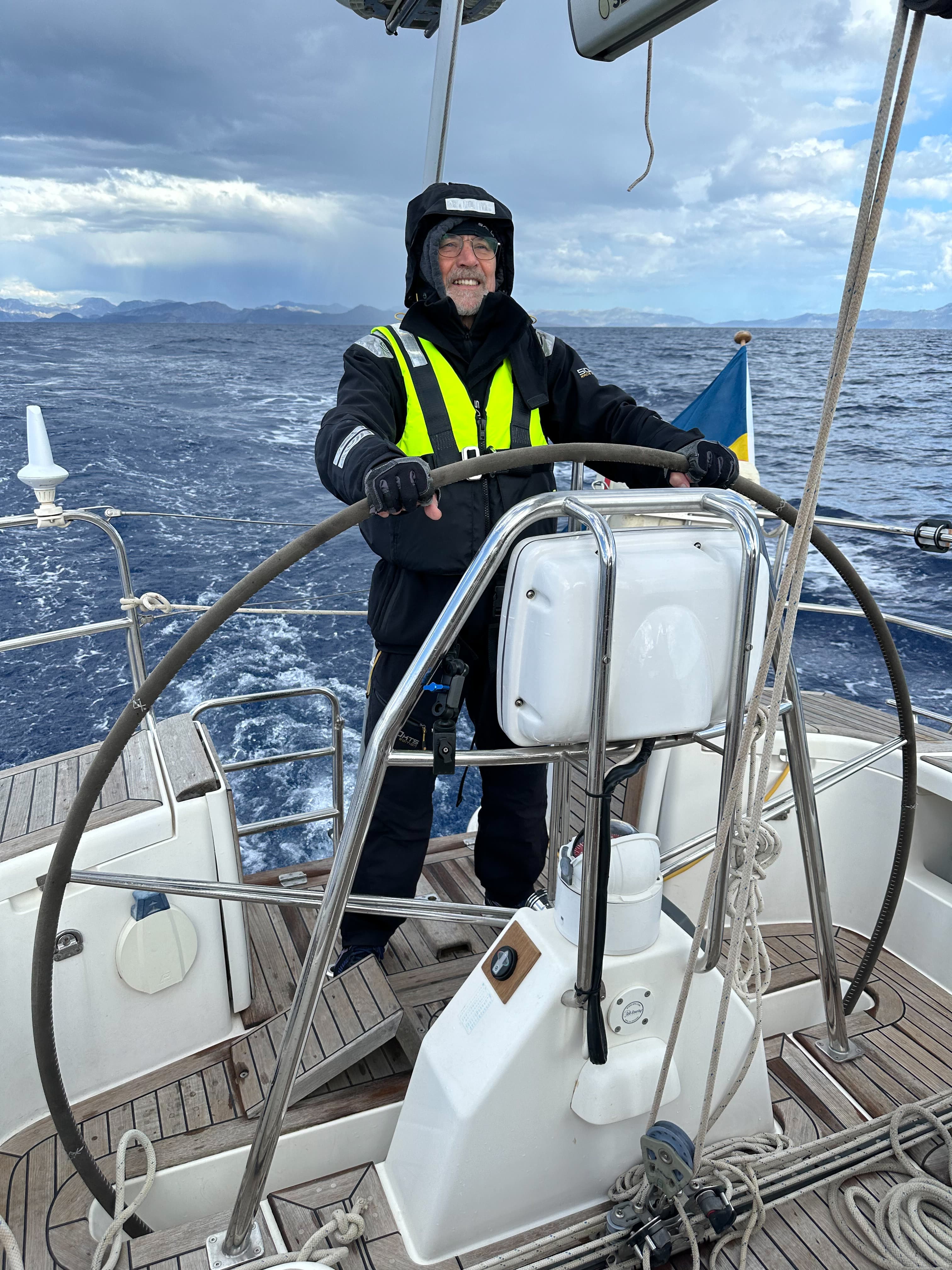 Arne myser i sitt regnställ trots hagelskuren