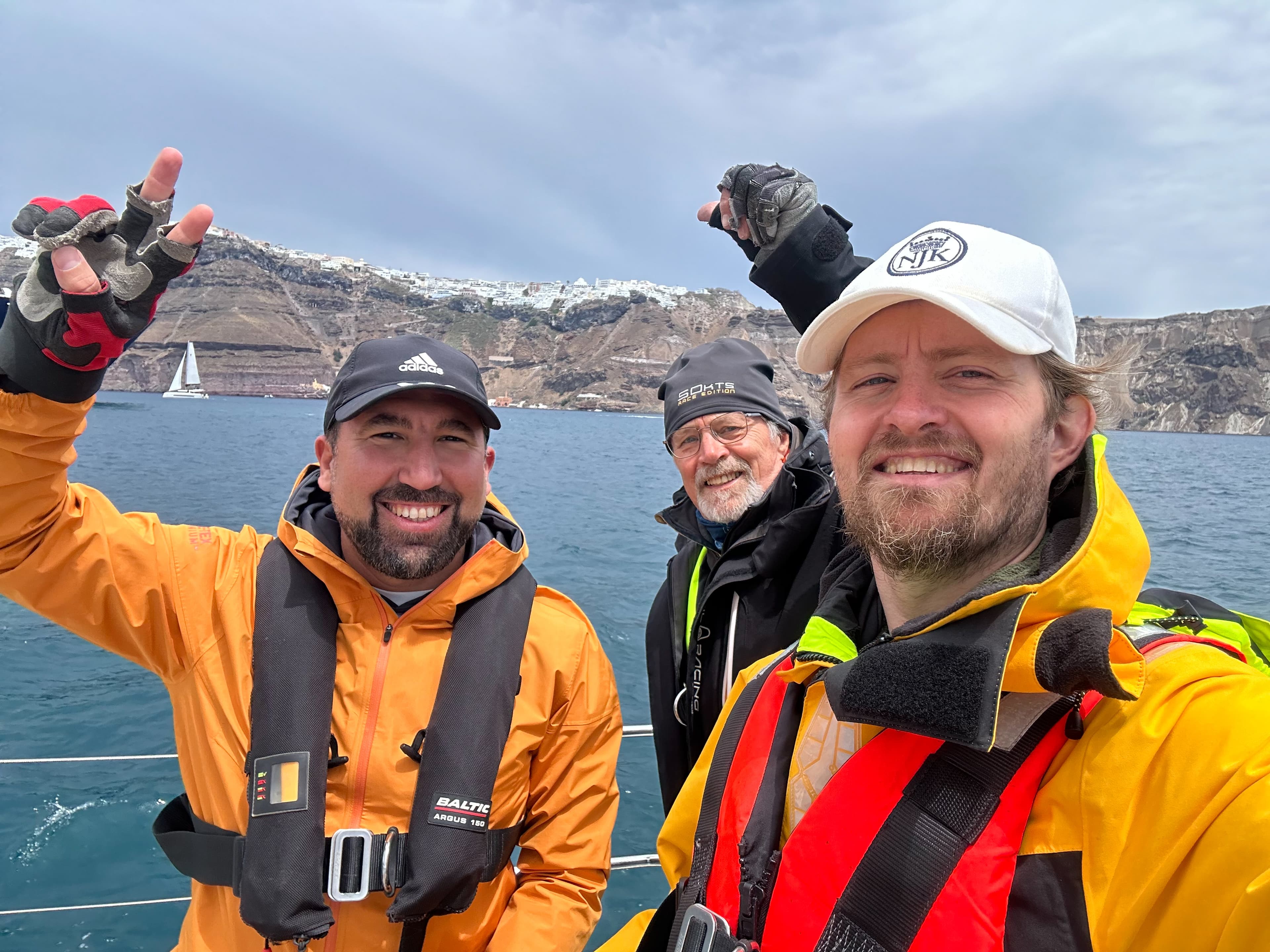 Den vackra byn Santorini sett från Calderan