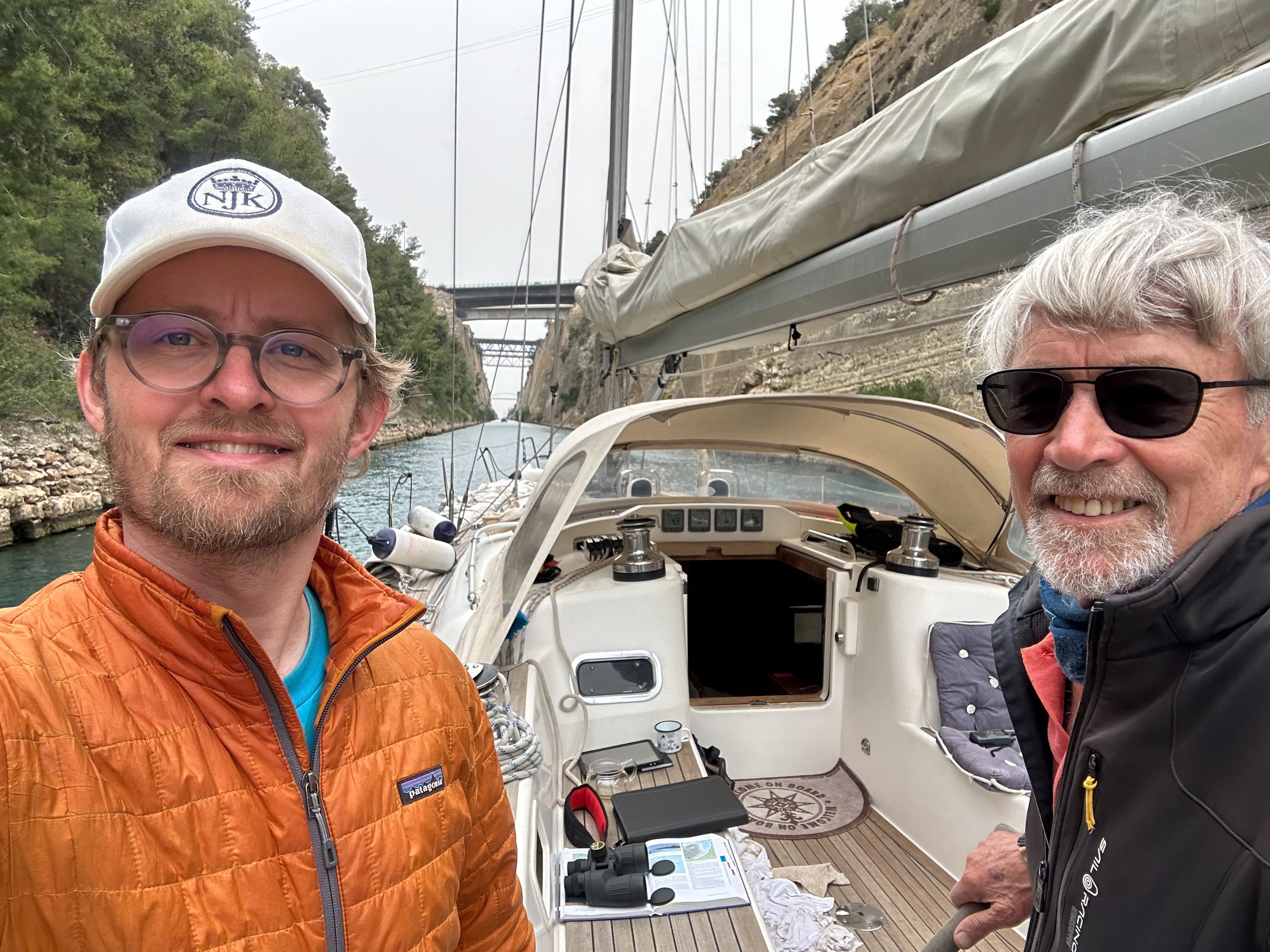 Korinthkanalen sparade oss över 100 sjömil jämfört med att segla runt hela Peloponnesos.