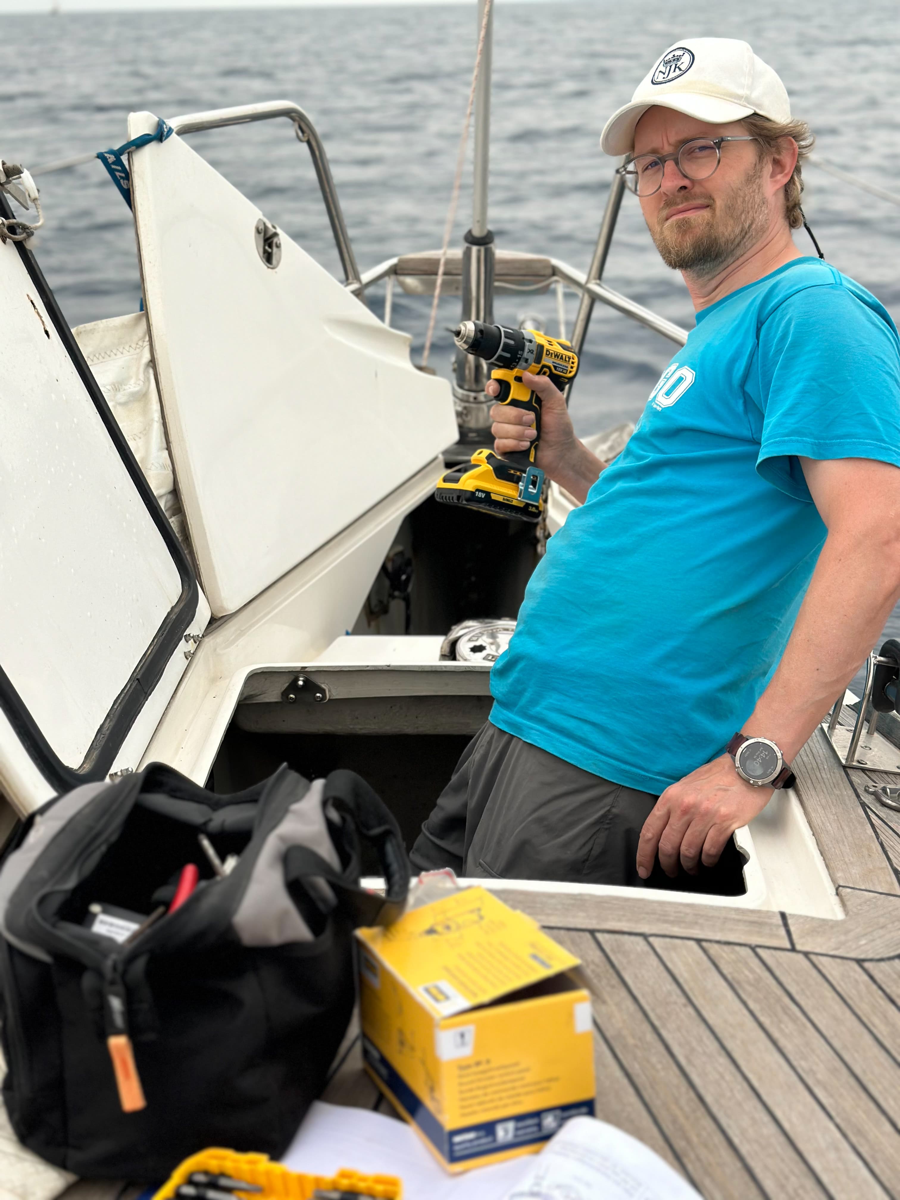 Marcus lagar Furlexen efter tips från Seldens representant, Herr Kafetzidakis