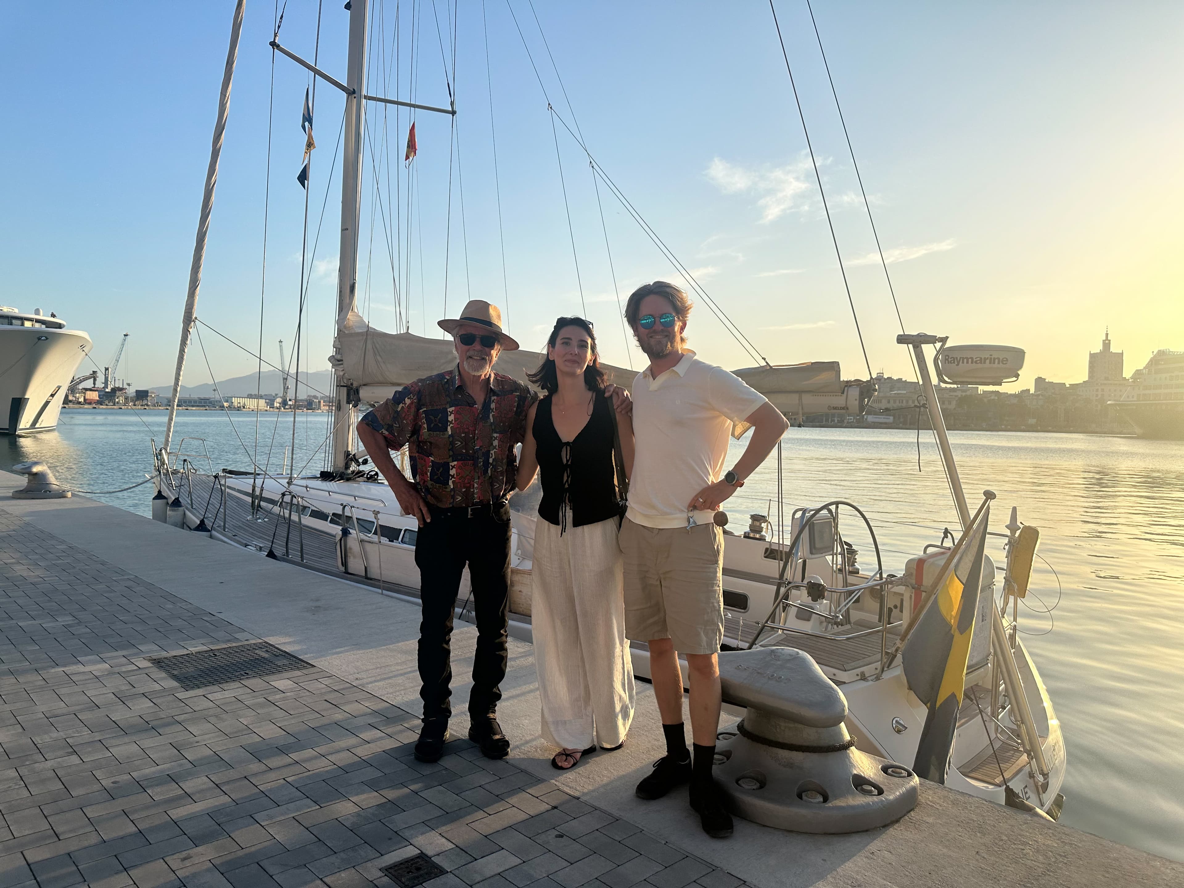 Sebnem mönstrade på vid vår tillfälliga plats vid super-yacht hamnen i Malagas centrum