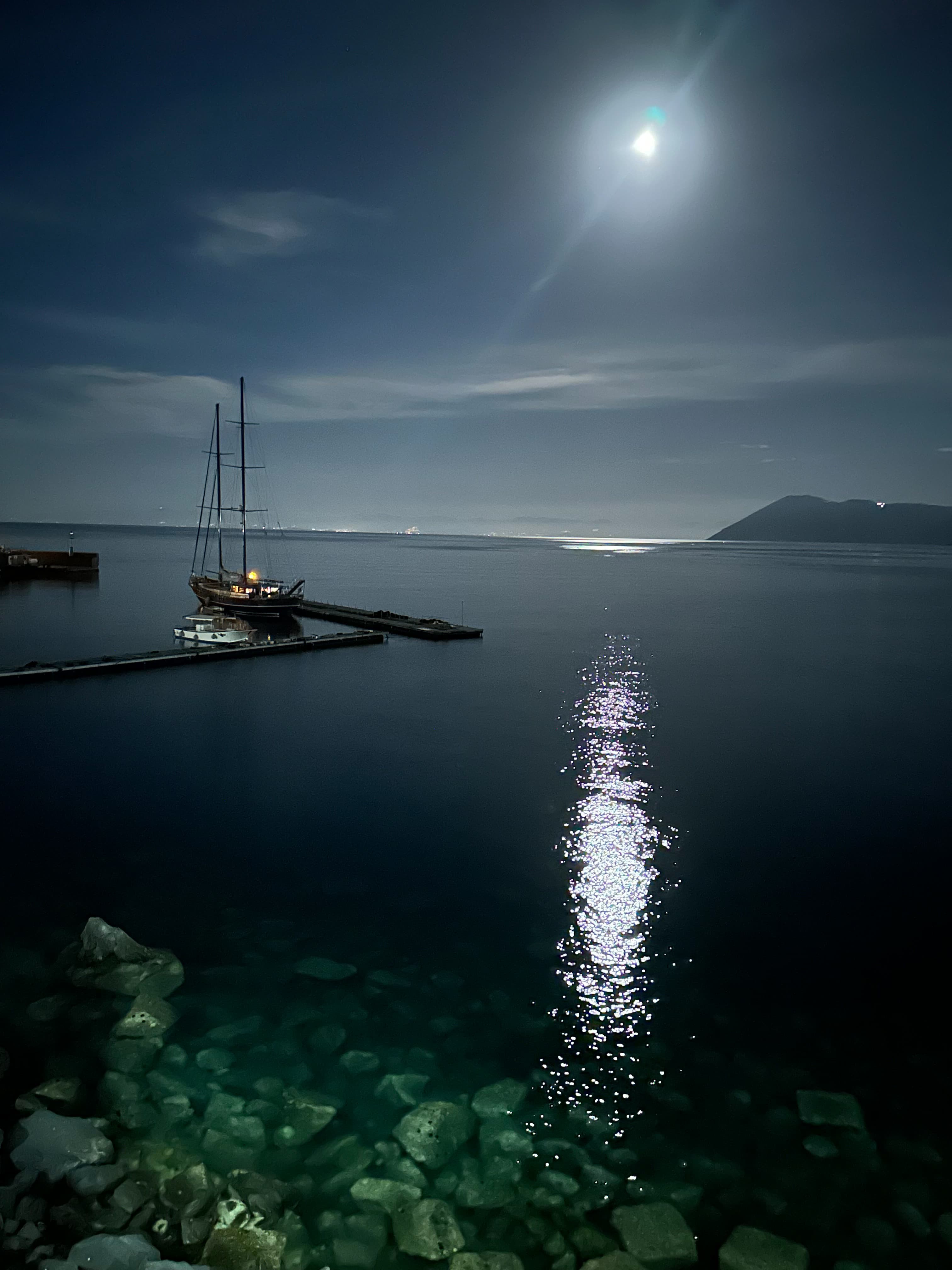 I Italien får man vara glad om man får en bojplats för 70€ natten eller en plats i Lipari marina för 80€, halva normalpriset!