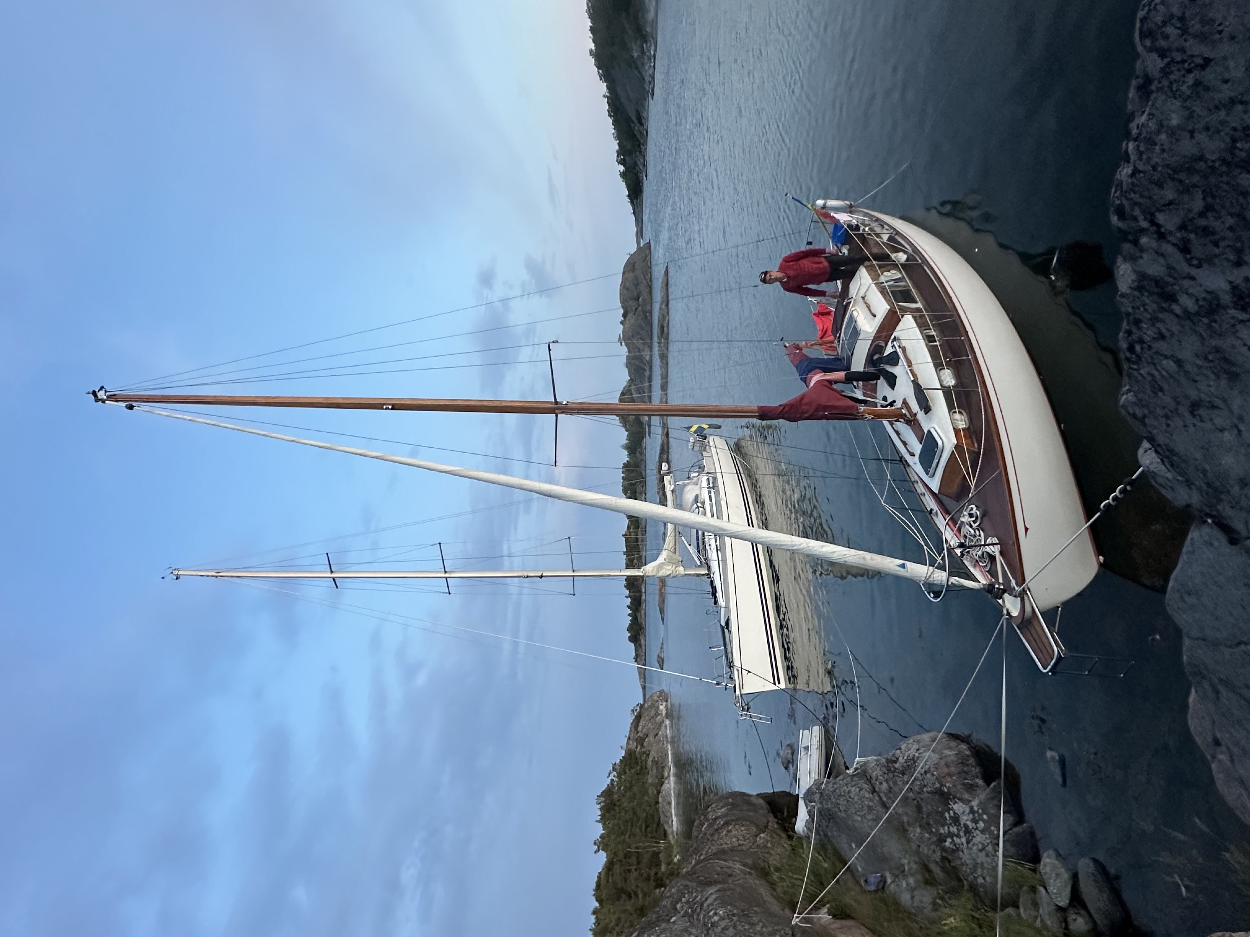 Iris and Dansa moored up tightly at Suppskär